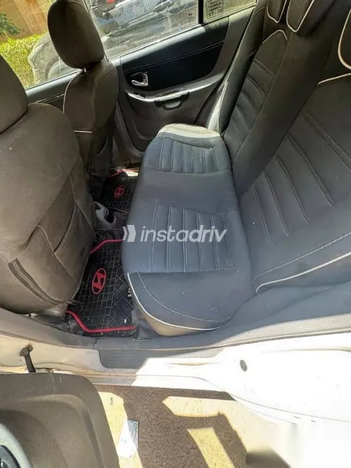 Hyundai Verna 2010 White Used for Sale - 7