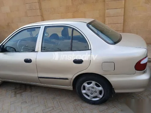 هيونداي اكسنت 2005 فضي مستعملة للبيع - 3