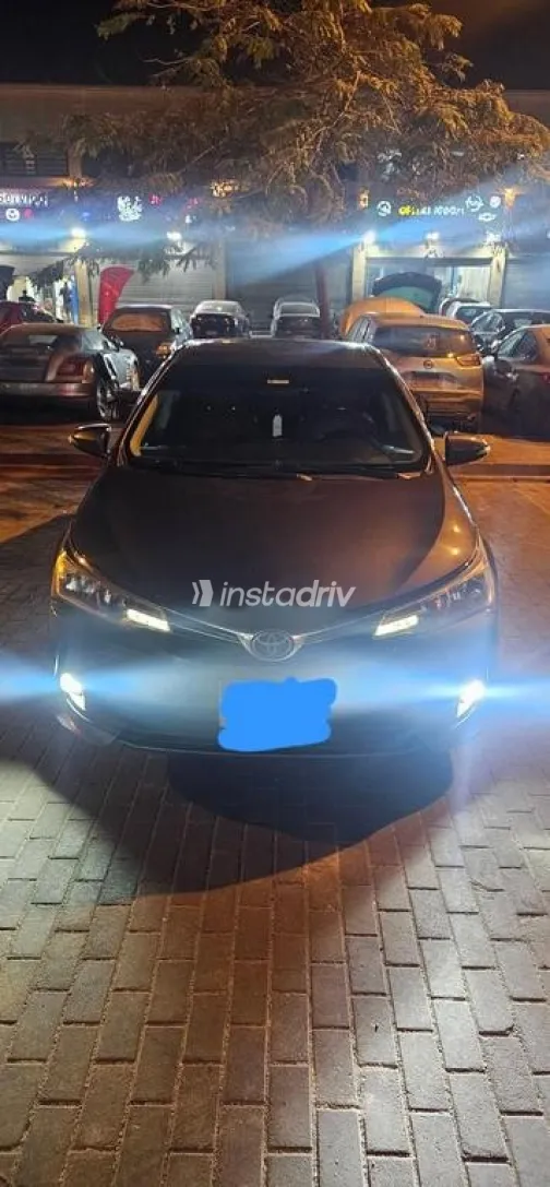 تويوتا كورولا 2019 رمادي غامق مستعملة للبيع - 1