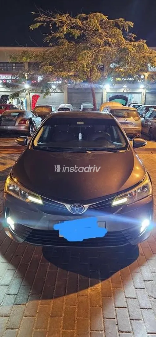 تويوتا كورولا 2019 رمادي غامق مستعملة للبيع - 2
