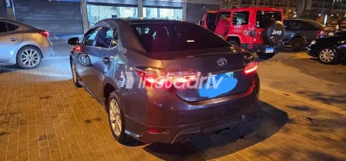 تويوتا كورولا 2019 رمادي غامق مستعملة للبيع - 3