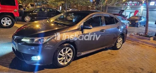 تويوتا كورولا 2019 رمادي غامق مستعملة للبيع - 4