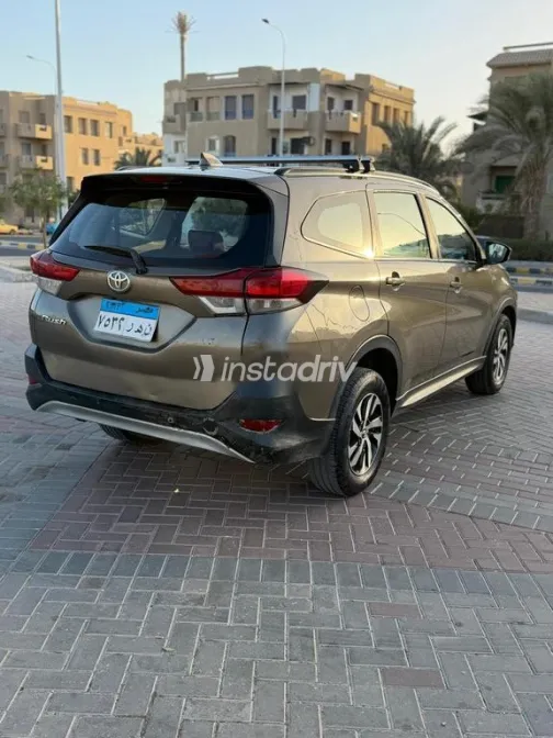 تويوتا رش 2021 أبيض مستعملة للبيع - 2