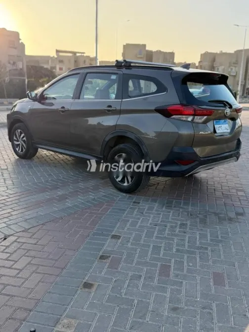 تويوتا رش 2021 أبيض مستعملة للبيع - 3