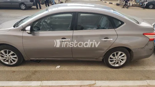 نيسان سنترا 2018 أبيض مستعملة للبيع - 2