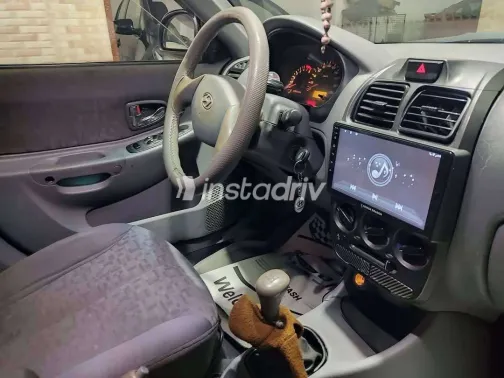 هيونداي فيرنا 2009 أبيض مستعملة للبيع - 1