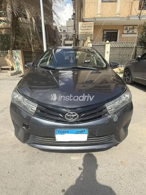 تويوتا كورولا 2015 رمادي غامق مستعملة للبيع - 1