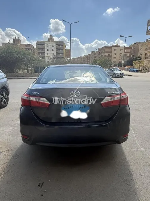 تويوتا كورولا 2015 رمادي غامق مستعملة للبيع - 2