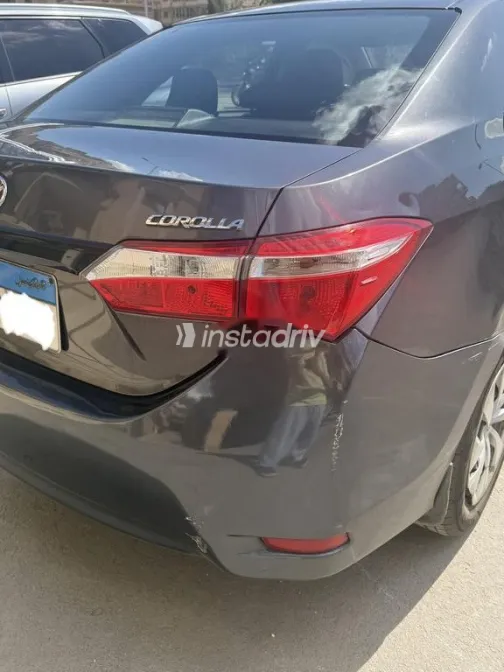 تويوتا كورولا 2015 رمادي غامق مستعملة للبيع - 3