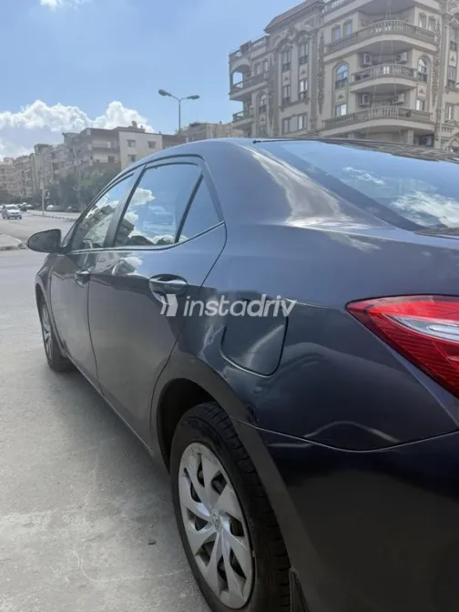 تويوتا كورولا 2015 رمادي غامق مستعملة للبيع - 4