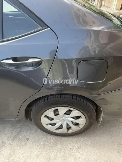 تويوتا كورولا 2015 رمادي غامق مستعملة للبيع - 5