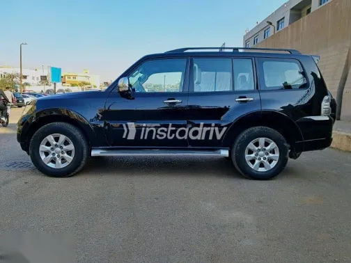 ميتسوبيشي باجيرو 2015 أسود مستعملة للبيع - 2