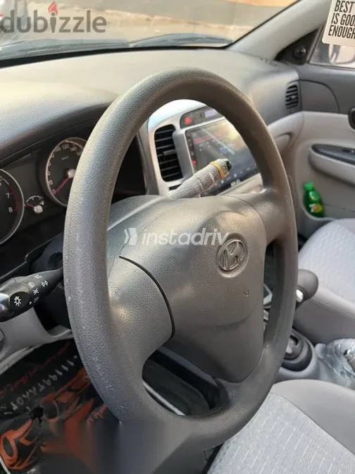 هيونداي اكسنت 2010 أزرق غامق مستعملة للبيع - 2