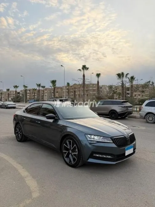سكودا سوبيرب 2022 رمادي مستعملة للبيع - 2