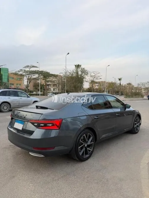 سكودا سوبيرب 2022 رمادي مستعملة للبيع - 3