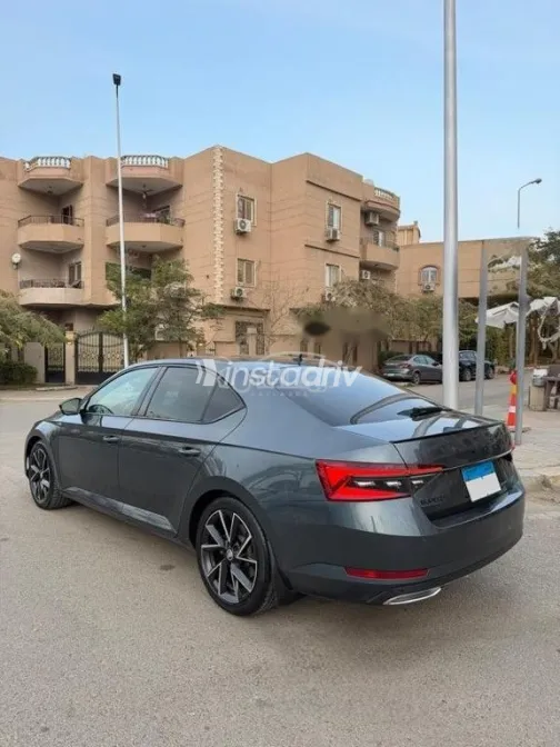 سكودا سوبيرب 2022 رمادي مستعملة للبيع - 4