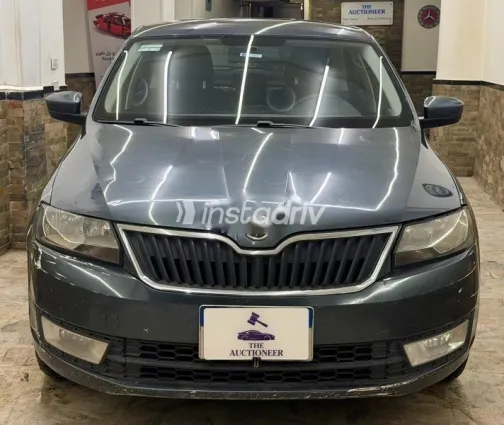 سكودا رابيد 2015 رمادي مستعملة للبيع - 1