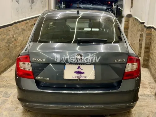 سكودا رابيد 2015 رمادي مستعملة للبيع - 2