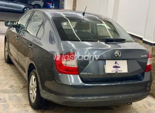 سكودا رابيد 2015 رمادي مستعملة للبيع - 3