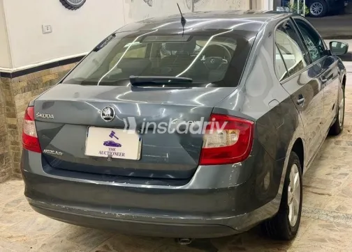 سكودا رابيد 2015 رمادي مستعملة للبيع - 4