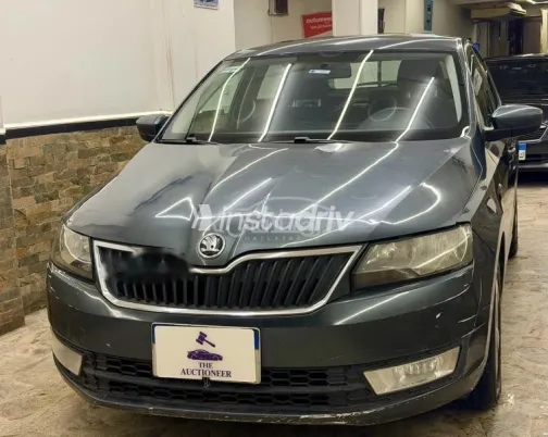 سكودا رابيد 2015 رمادي مستعملة للبيع - 5