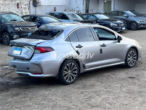 تويوتا كورولا 2021 فضي مستعملة للبيع - 3