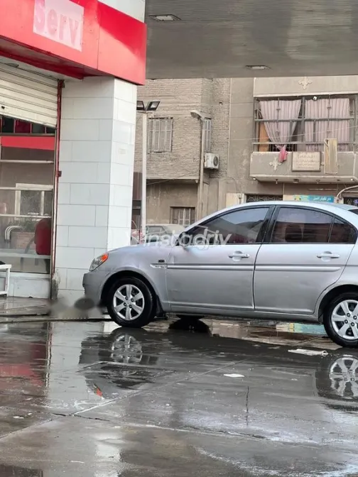 هيونداي اكسنت 2011 فضي مستعملة للبيع - 2