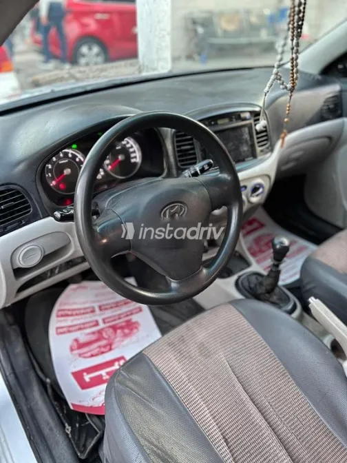 هيونداي اكسنت 2011 فضي مستعملة للبيع - 3