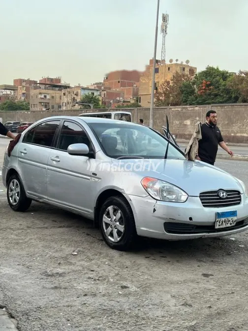 هيونداي اكسنت 2011 فضي مستعملة للبيع - 4