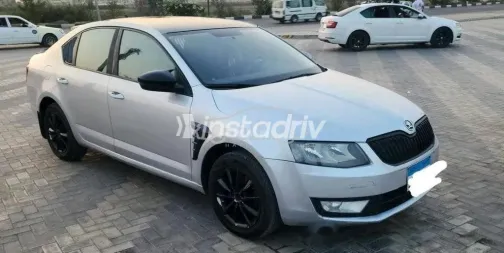 سكودا اوكتافيا A7 2014 فضي مستعملة للبيع - 1