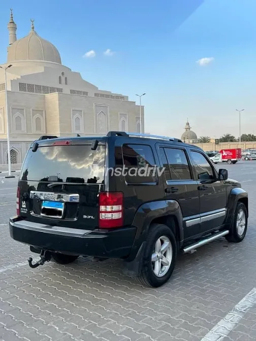 جيب شيروكي 2008 أسود مستعملة للبيع - 4