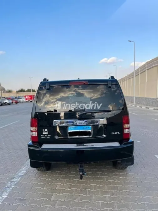 جيب شيروكي 2008 أسود مستعملة للبيع - 9