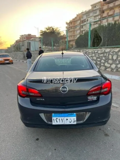 اوبل أسترا 2016 رمادي مستعملة للبيع - 2