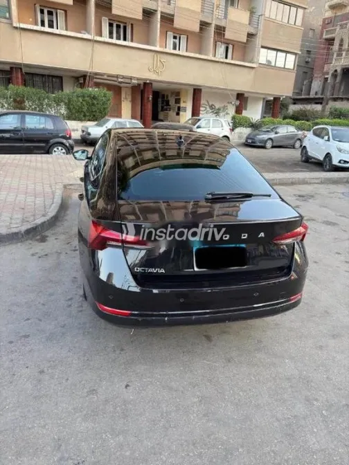 سكودا اوكتافيا A8 2021 أبيض مستعملة للبيع - 2