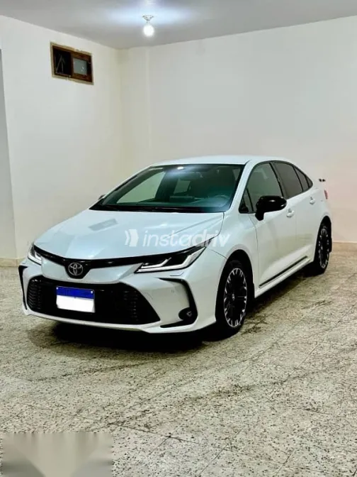 تويوتا كورولا 2022 أبيض مستعملة للبيع - 2