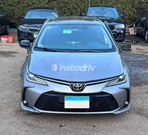 تويوتا كورولا 2021 فضي مستعملة للبيع - 1