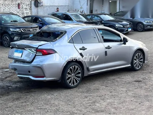 تويوتا كورولا 2021 فضي مستعملة للبيع - 3