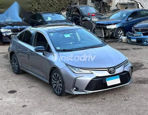 تويوتا كورولا 2021 فضي مستعملة للبيع - 4