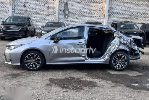 تويوتا كورولا 2021 فضي مستعملة للبيع - 8