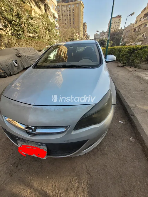 اوبل أسترا 2013 أبيض مستعملة للبيع - 3