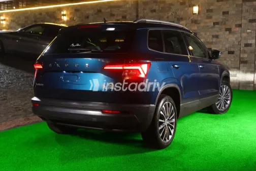 سكودا كاروك 2021 أزرق غامق مستعملة للبيع - 3