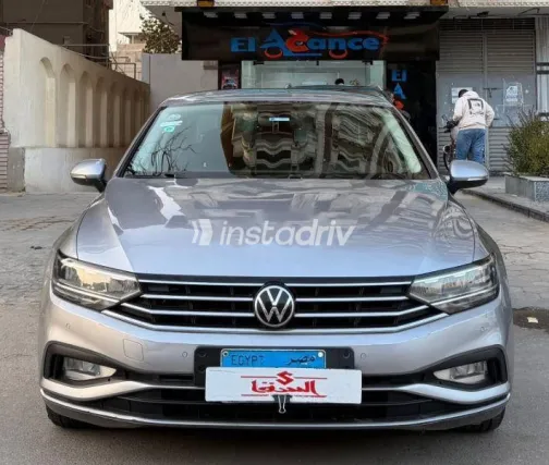 فولكس فاغن باسات 2021 رمادي مستعملة للبيع - 1