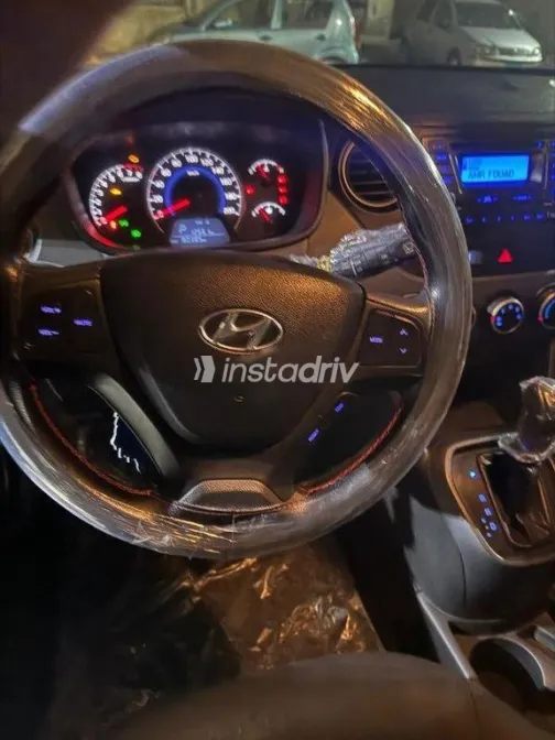 هيونداي جراند i10 2016 أحمر غامق مستعملة للبيع - 3