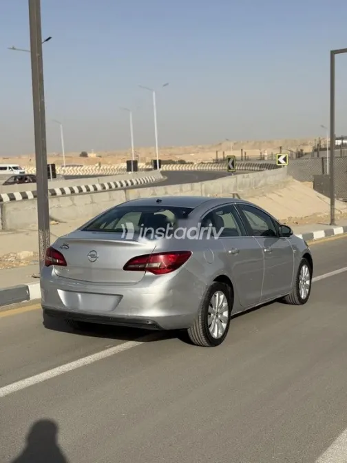 اوبل أسترا 2016 أبيض مستعملة للبيع - 4