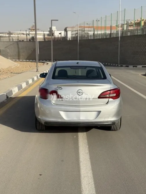 اوبل أسترا 2016 أبيض مستعملة للبيع - 5