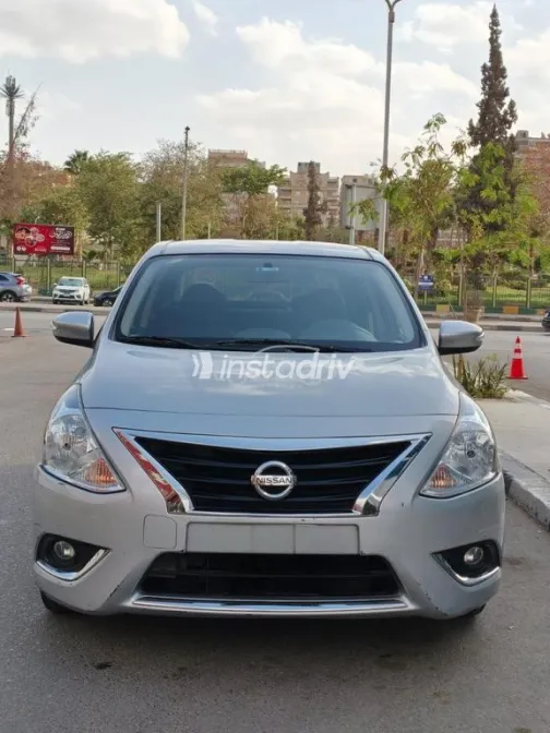 نيسان صنى 2022 فضي مستعملة للبيع - 2