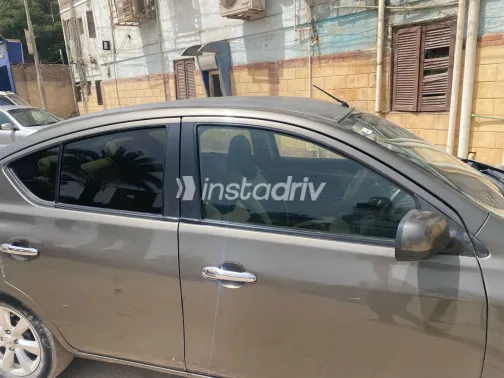 نيسان صنى 2013 أبيض مستعملة للبيع - 4