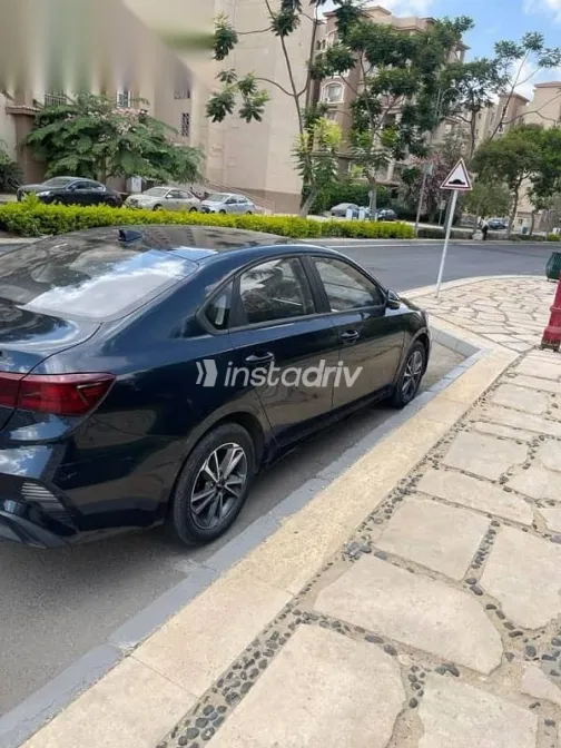 كيا سيراتو 2022 أزرق غامق مستعملة للبيع - 2