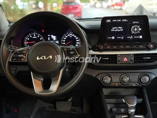 كيا سيراتو 2022 أزرق غامق مستعملة للبيع - 3