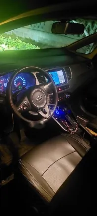 كيا كارينز 2017 أبيض مستعملة للبيع